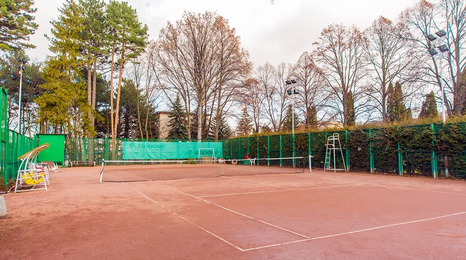 Теннисный корт на территории санатория Орджоникидзе в Кисловодске
