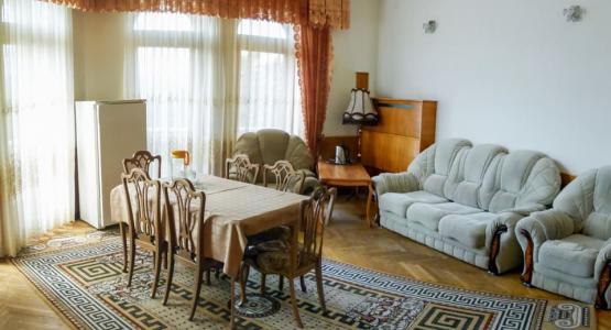 Гостиная в 2 местном 2 комнатном Люксе санатория Орджоникидзе. Кисловодск