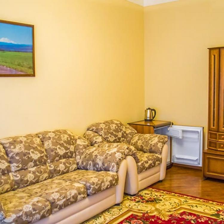 Интерьер гостиной 2 местного 2 комнатного Люкса санатория Орджоникидзе в Кисловодске